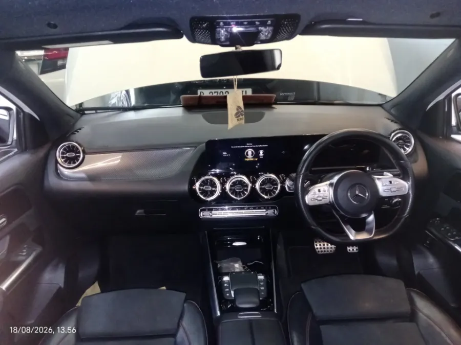 Foto Mobil Bekas Dashboard Mercedes-Benz GLA200 1.3 tahun 2022