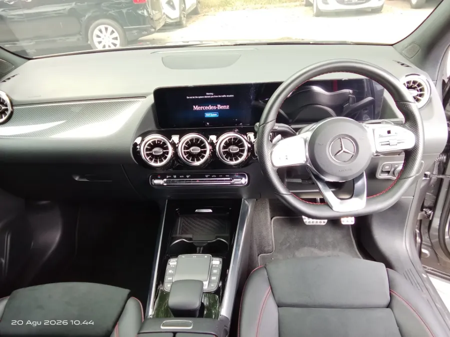 Foto Mobil Bekas Dashboard Mercedes-Benz GLA200 1.3 tahun 2022