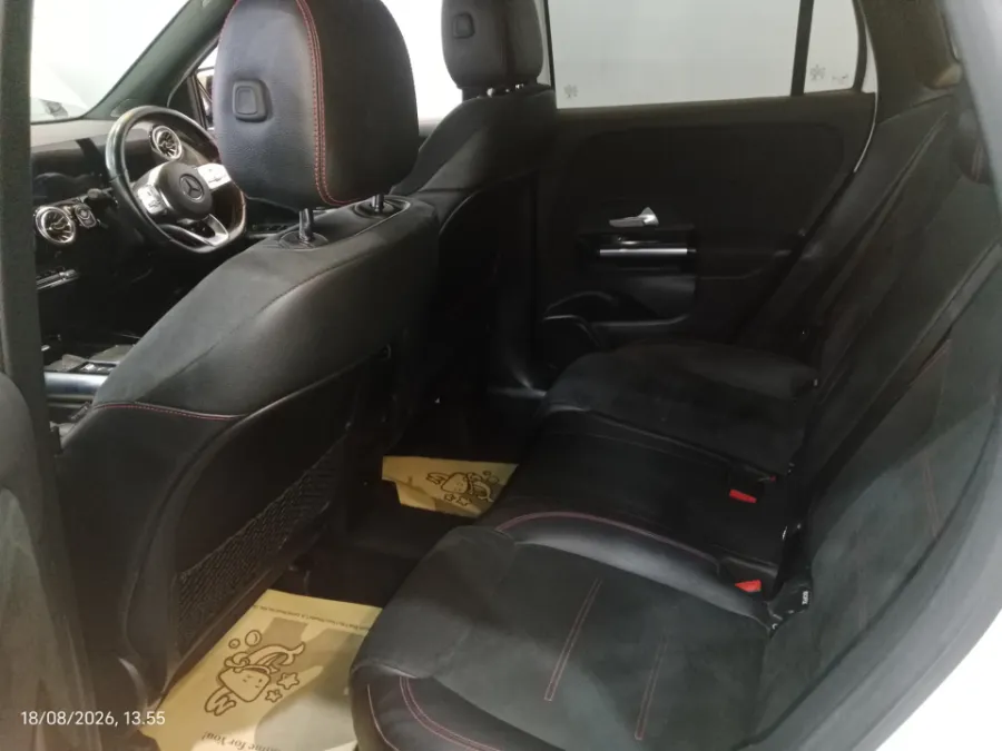 Foto Mobil Bekas Kabin Belakang Mercedes-Benz GLA200 1.3 tahun 2022