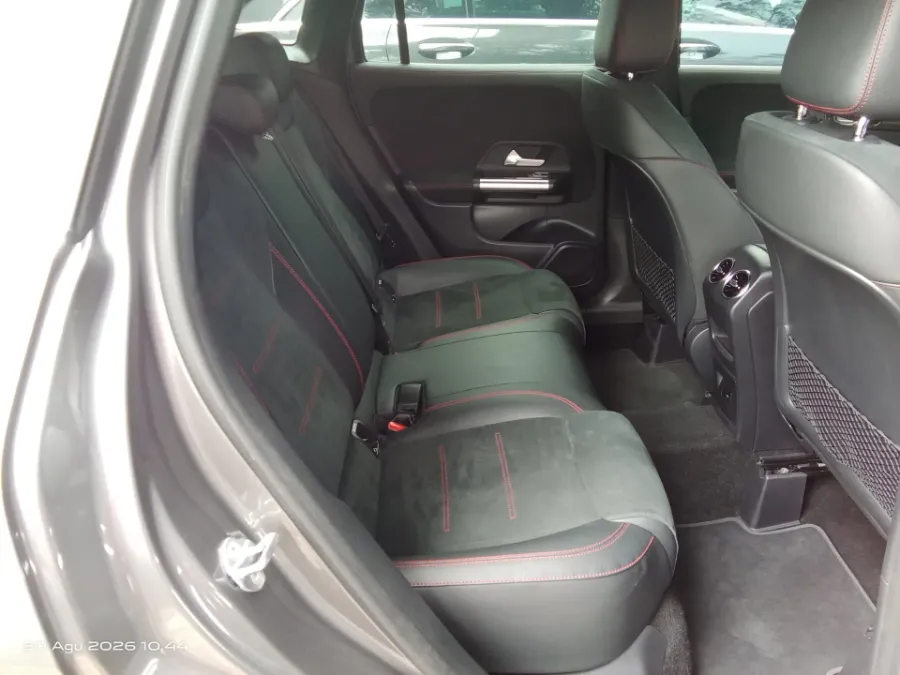Foto Mobil Bekas Kabin Belakang Mercedes-Benz GLA200 1.3 tahun 2022