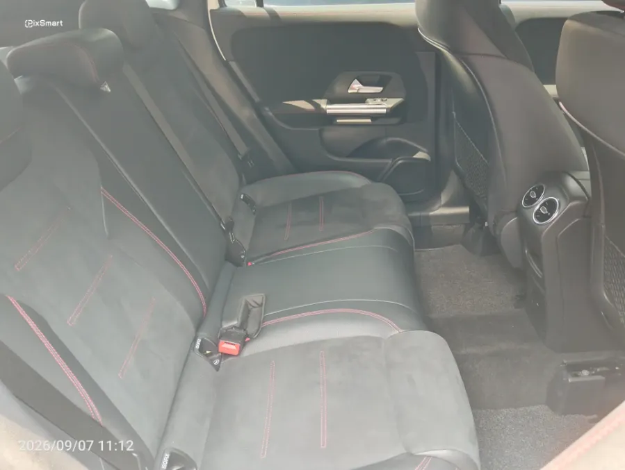 Foto Mobil Bekas Kabin Belakang Mercedes-Benz GLA200 1.3 tahun 2022