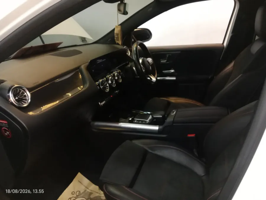 Foto Mobil Bekas Kabin Depan Mercedes-Benz GLA200 1.3 tahun 2022