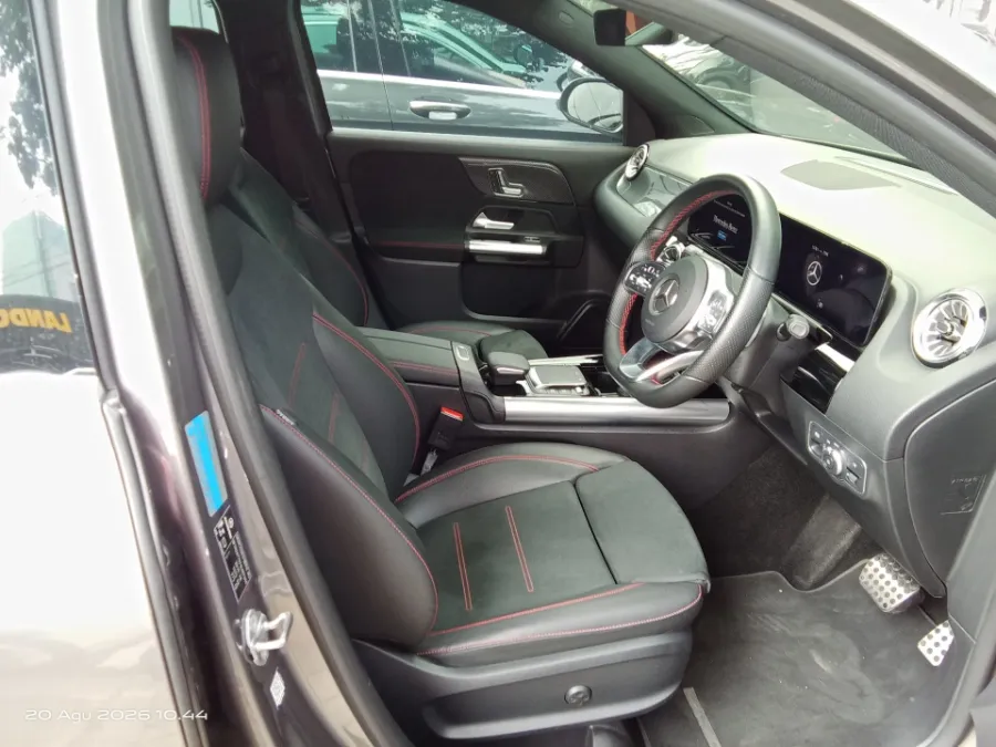 Foto Mobil Bekas Kabin Depan Mercedes-Benz GLA200 1.3 tahun 2022