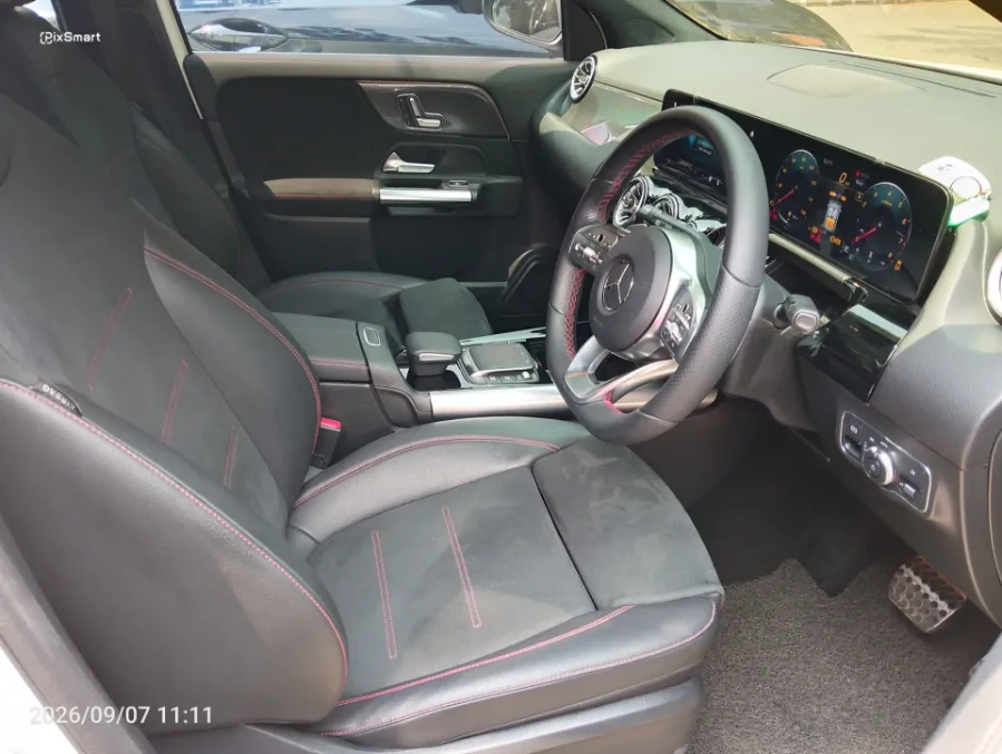 Foto Mobil Bekas Kabin Depan Mercedes-Benz GLA200 1.3 tahun 2022