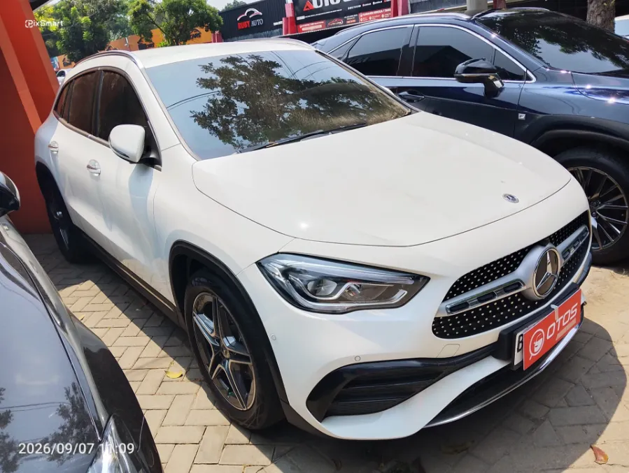 Foto Mobil Bekas Kanan Depan Mercedes-Benz GLA200 1.3 tahun 2022
