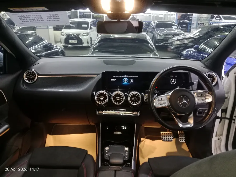 Foto Mobil Bekas Dashboard Mercedes-Benz GLA200 1.3 tahun 2023