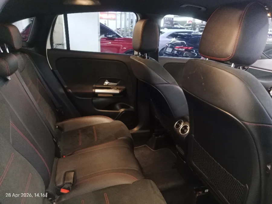 Foto Mobil Bekas Kabin Belakang Mercedes-Benz GLA200 1.3 tahun 2023