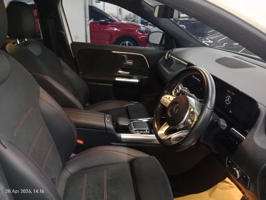 Foto Mobil Bekas Kabin Depan Mercedes-Benz GLA200 1.3 tahun 2023