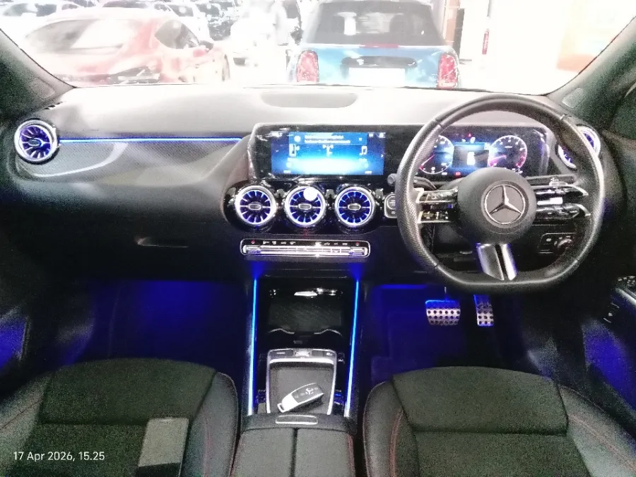 Foto Mobil Bekas Dashboard Mercedes-Benz GLA200 1.3 tahun 2024