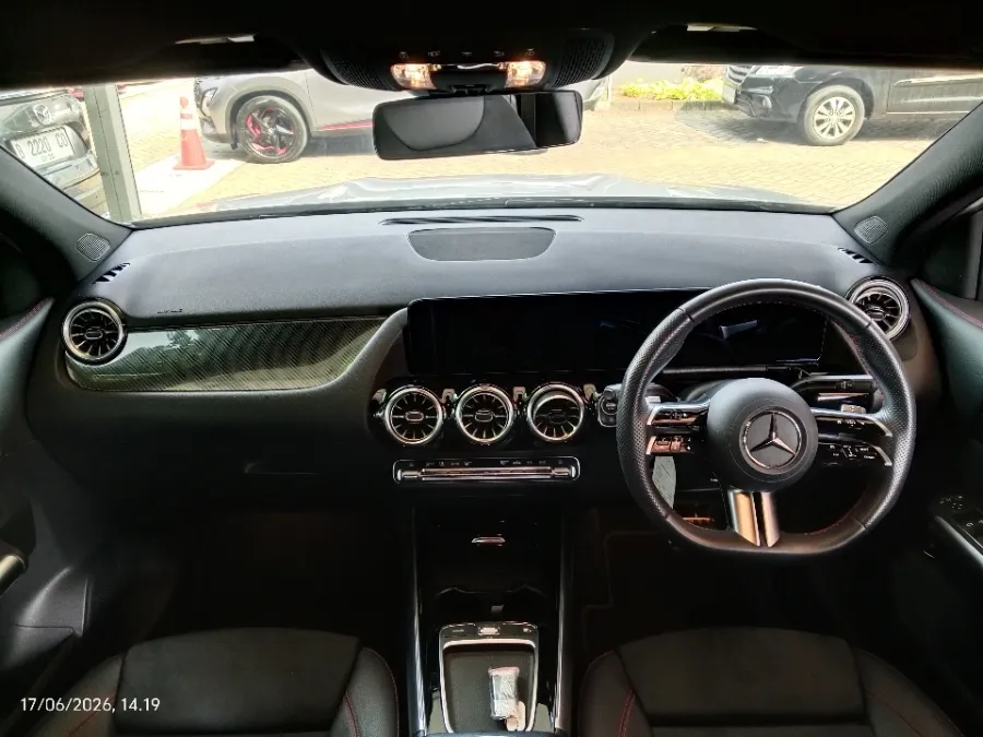 Foto Mobil Bekas Dashboard Mercedes-Benz GLA200 1.3 tahun 2024