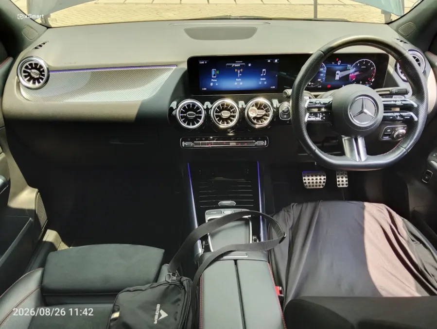 Foto Mobil Bekas Dashboard Mercedes-Benz GLA200 1.3 tahun 2024