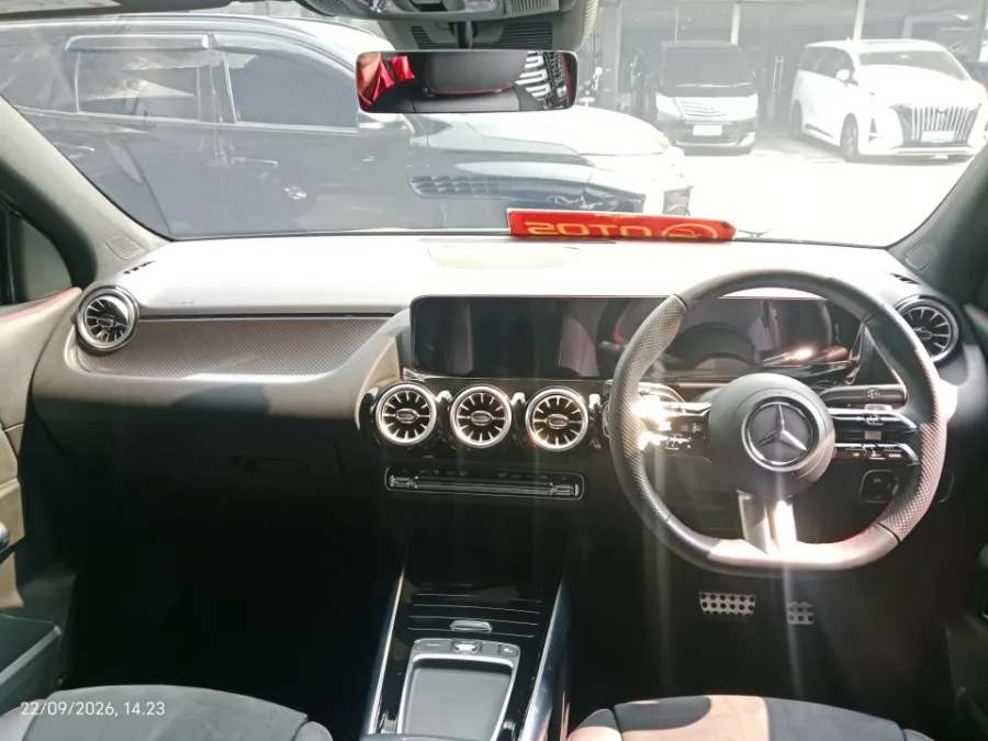 Foto Mobil Bekas Dashboard Mercedes-Benz GLA200 1.3 tahun 2024
