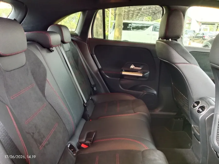 Foto Mobil Bekas Kabin Belakang Mercedes-Benz GLA200 1.3 tahun 2024