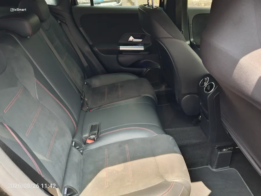 Foto Mobil Bekas Kabin Belakang Mercedes-Benz GLA200 1.3 tahun 2024