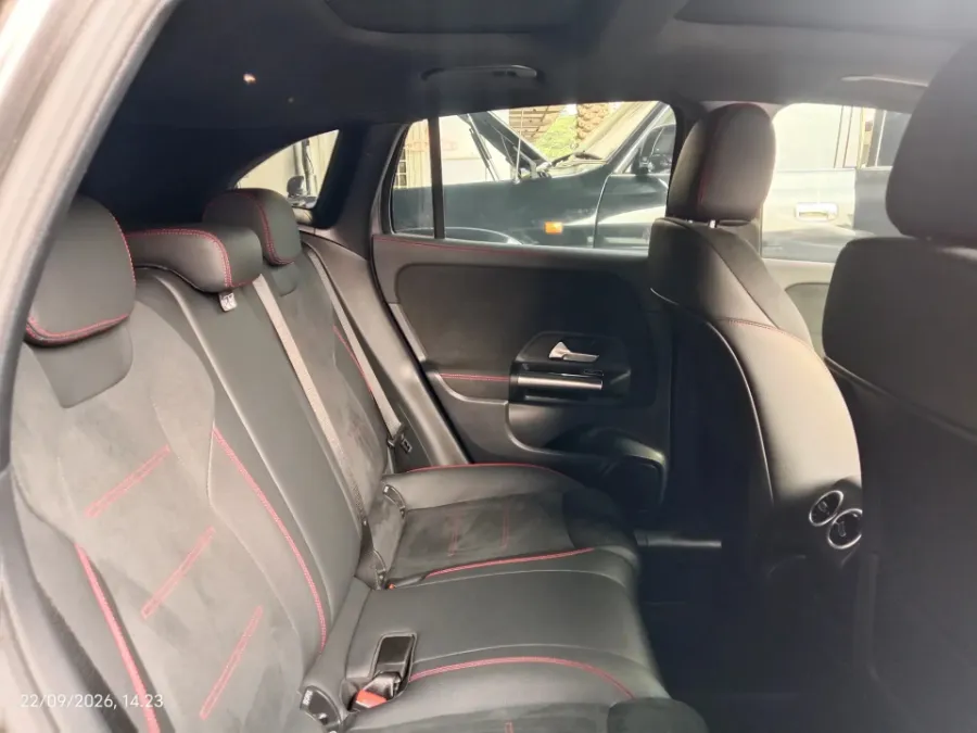 Foto Mobil Bekas Kabin Belakang Mercedes-Benz GLA200 1.3 tahun 2024