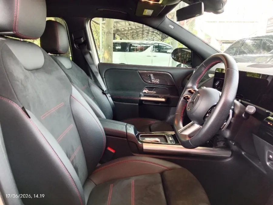 Foto Mobil Bekas Kabin Depan Mercedes-Benz GLA200 1.3 tahun 2024