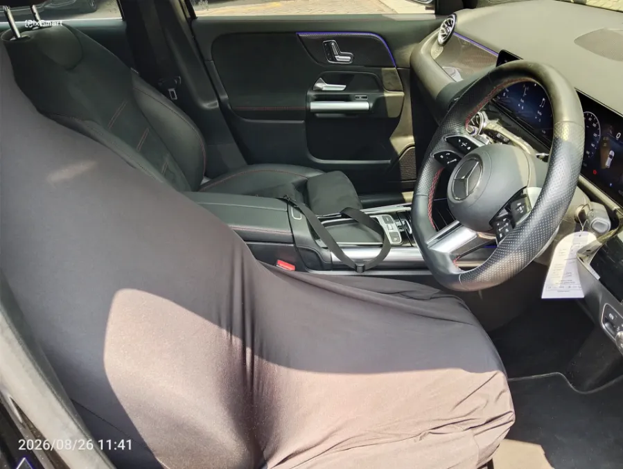 Foto Mobil Bekas Kabin Depan Mercedes-Benz GLA200 1.3 tahun 2024
