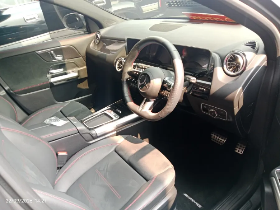 Foto Mobil Bekas Kabin Depan Mercedes-Benz GLA200 1.3 tahun 2024