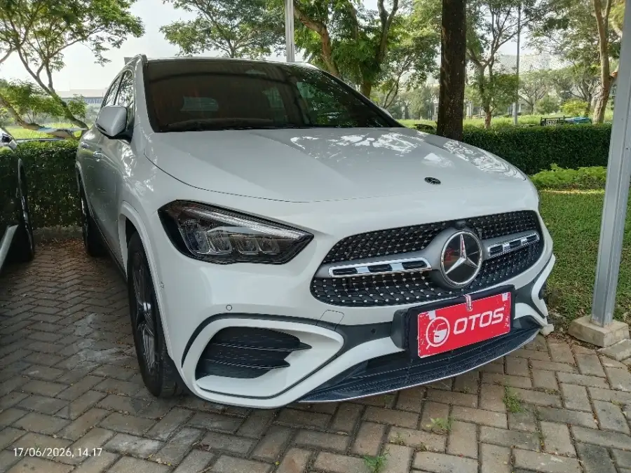 Foto Mobil Bekas Kanan Depan Mercedes-Benz GLA200 1.3 tahun 2024