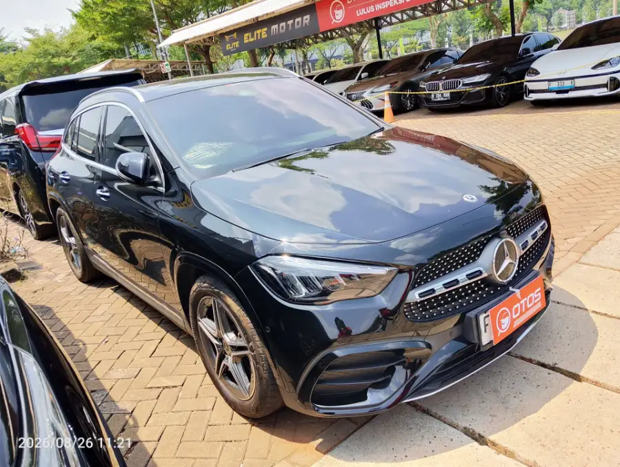 Foto Mobil Bekas Kanan Depan Mercedes-Benz GLA200 1.3 tahun 2024
