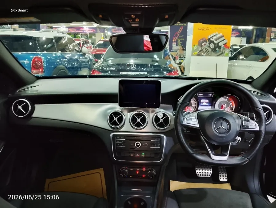 Foto Mobil Bekas Dashboard Mercedes-Benz GLA200 1.5 tahun 2016
