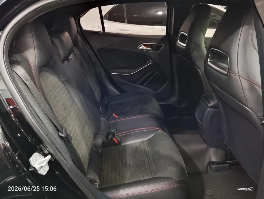 Foto Mobil Bekas Kabin Belakang Mercedes-Benz GLA200 1.5 tahun 2016