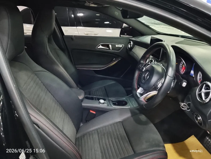 Foto Mobil Bekas Kabin Depan Mercedes-Benz GLA200 1.5 tahun 2016