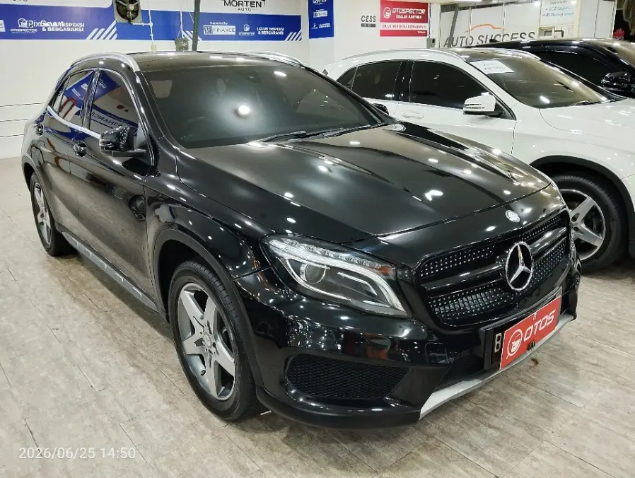 Foto Mobil Bekas Kanan Depan Mercedes-Benz GLA200 1.5 tahun 2016