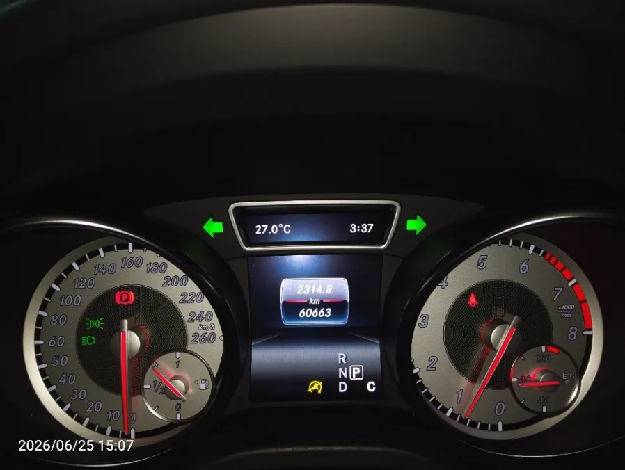 Foto Mobil Bekas Odometer Mercedes-Benz GLA200 1.5 tahun 2016