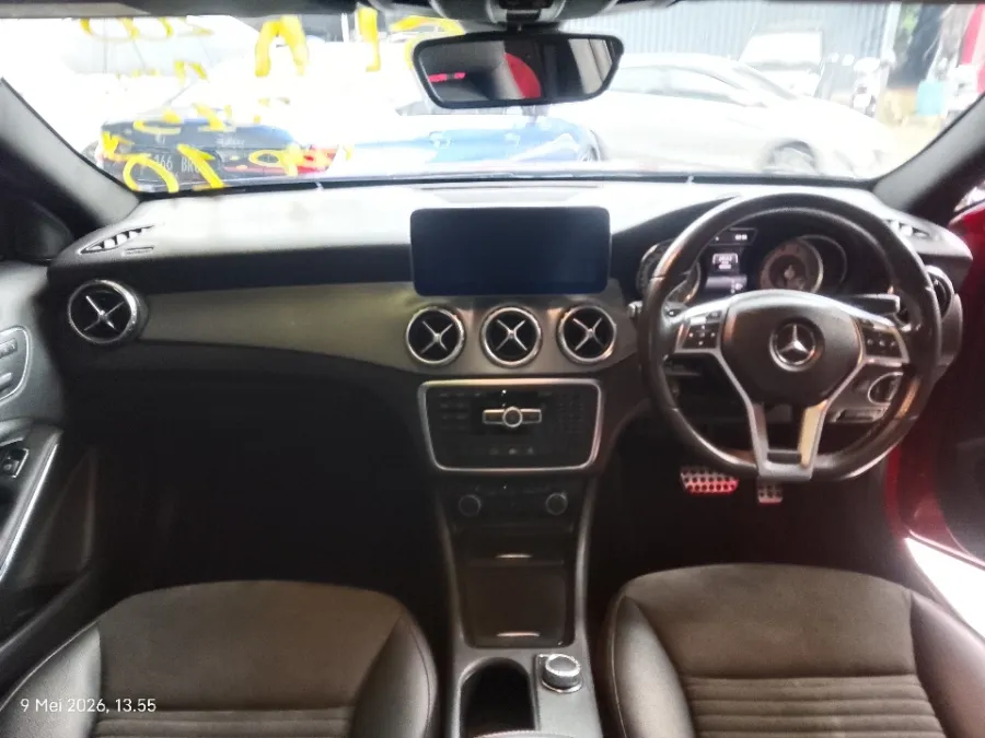 Foto Mobil Bekas Dashboard Mercedes-Benz GLA200 1.6 tahun 2015
