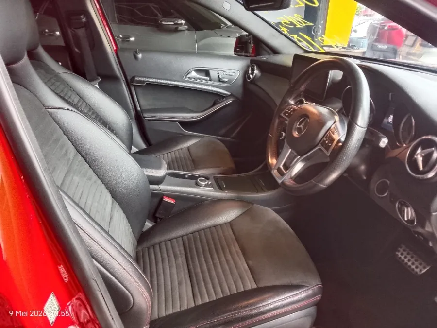 Foto Mobil Bekas Kabin Depan Mercedes-Benz GLA200 1.6 tahun 2015