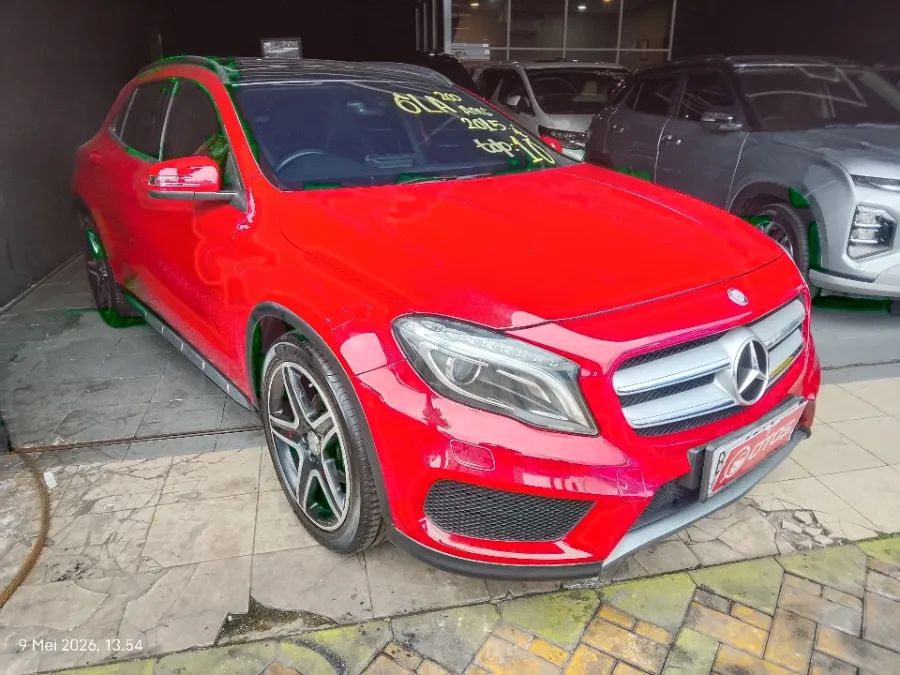 Foto Mobil Bekas Kanan Depan Mercedes-Benz GLA200 1.6 tahun 2015