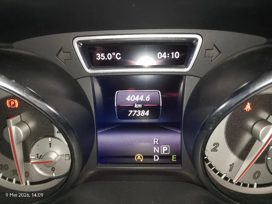 Foto Mobil Bekas Odometer Mercedes-Benz GLA200 1.6 tahun 2015