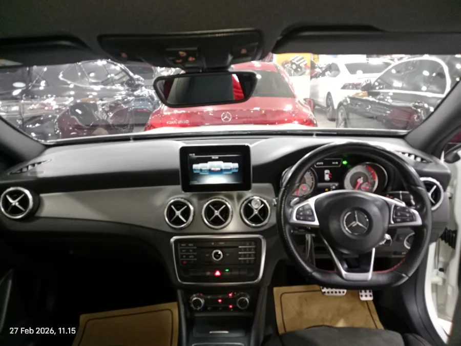 Foto Mobil Bekas Dashboard Mercedes-Benz GLA200 1.6 tahun 2016