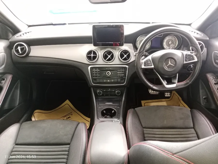 Foto Mobil Bekas Dashboard Mercedes-Benz GLA200 1.6 tahun 2016