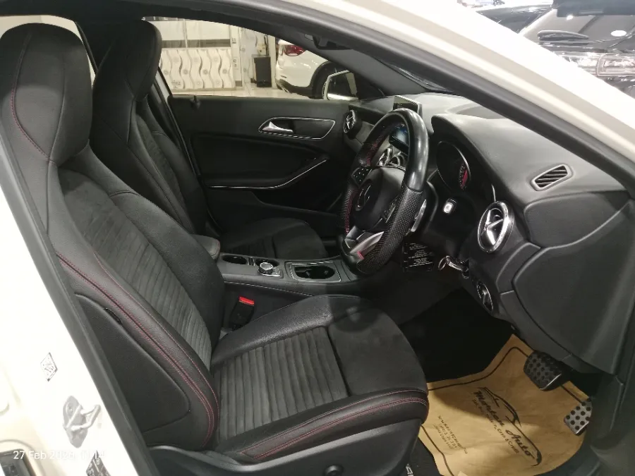 Foto Mobil Bekas Kabin Depan Mercedes-Benz GLA200 1.6 tahun 2016