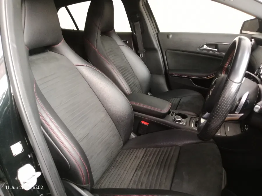 Foto Mobil Bekas Kabin Depan Mercedes-Benz GLA200 1.6 tahun 2016