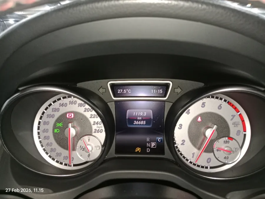 Foto Mobil Bekas Odometer Mercedes-Benz GLA200 1.6 tahun 2016