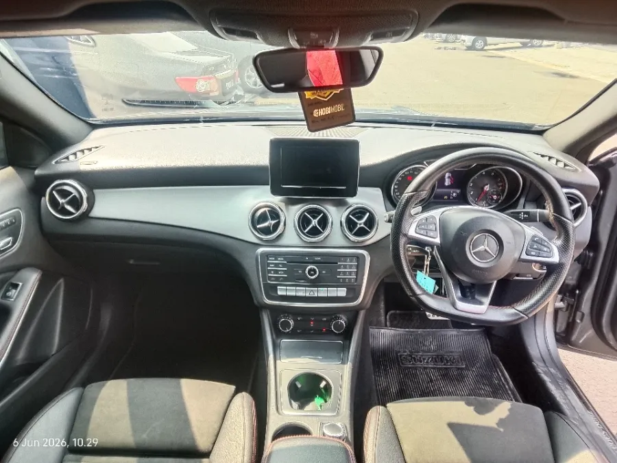 Foto Mobil Bekas Dashboard Mercedes-Benz GLA200 1.6 tahun 2018