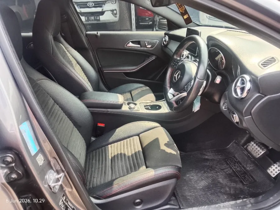 Foto Mobil Bekas Kabin Depan Mercedes-Benz GLA200 1.6 tahun 2018