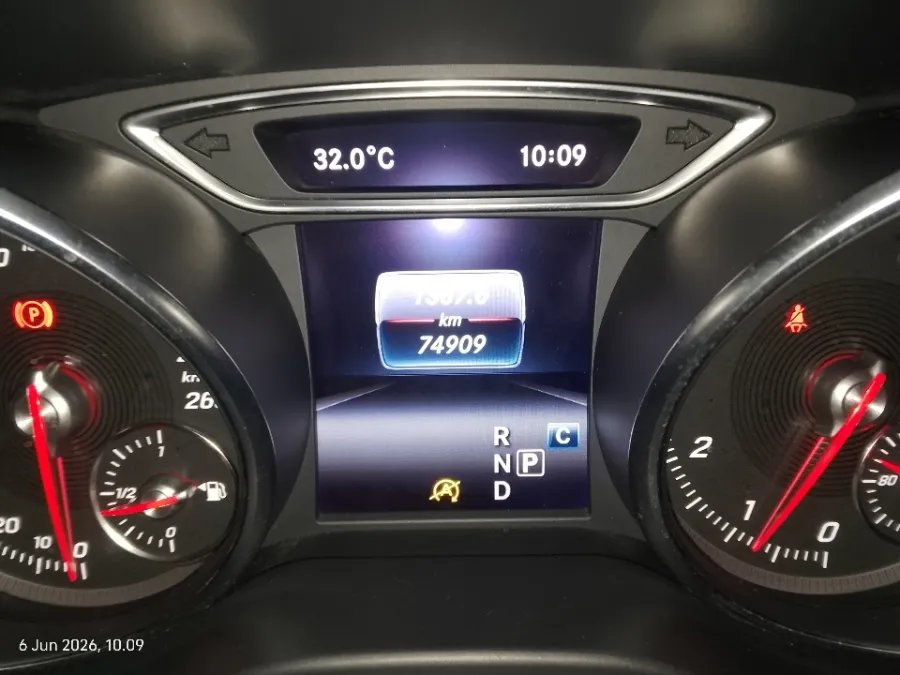 Foto Mobil Bekas Odometer Mercedes-Benz GLA200 1.6 tahun 2018