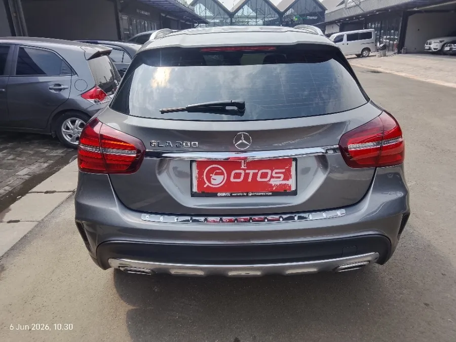 Foto Mobil Bekas Tampak Belakang Mercedes-Benz GLA200 1.6 tahun 2018