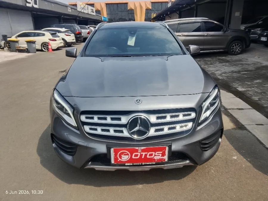 Foto Mobil Bekas Tampak Depan Mercedes-Benz GLA200 1.6 tahun 2018