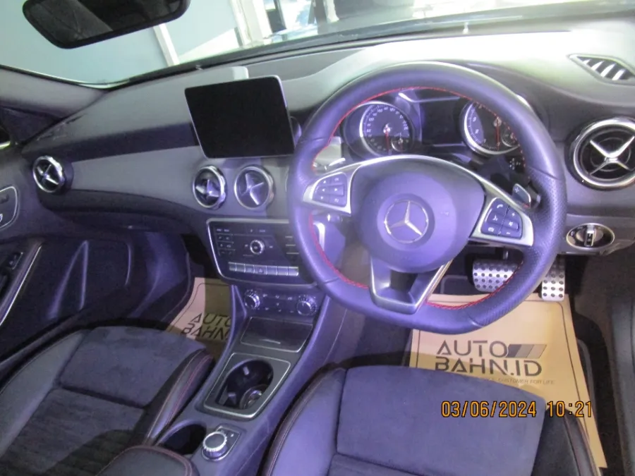 Foto Mobil Bekas Dashboard Mercedes-Benz GLA200 1.6 tahun 2019