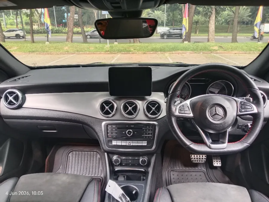 Foto Mobil Bekas Dashboard Mercedes-Benz GLA200 1.6 tahun 2019