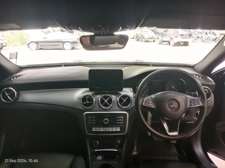 Foto Mobil Bekas Dashboard Mercedes-Benz GLA200 1.6 tahun 2019