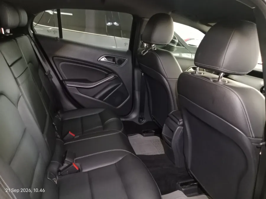 Foto Mobil Bekas Kabin Belakang Mercedes-Benz GLA200 1.6 tahun 2019