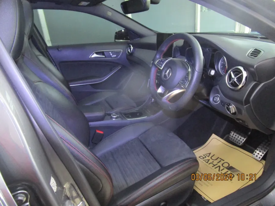 Foto Mobil Bekas Kabin Depan Mercedes-Benz GLA200 1.6 tahun 2019