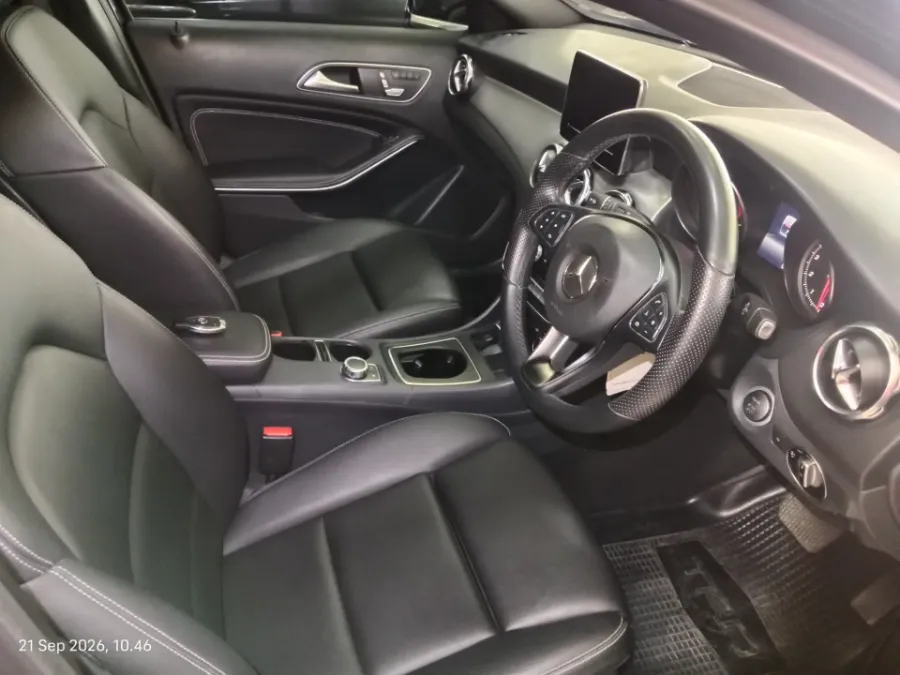 Foto Mobil Bekas Kabin Depan Mercedes-Benz GLA200 1.6 tahun 2019