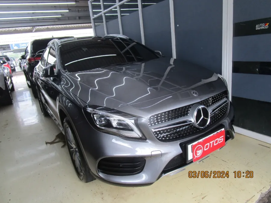 Foto Mobil Bekas Kanan Depan Mercedes-Benz GLA200 1.6 tahun 2019